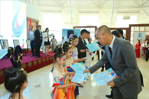 △當(dāng)?shù)貢r(shí)間6月27日，2024“未來(lái)世界”國(guó)際青少年藝術(shù)展演在塔吉克斯坦國(guó)家博物館開(kāi)幕。