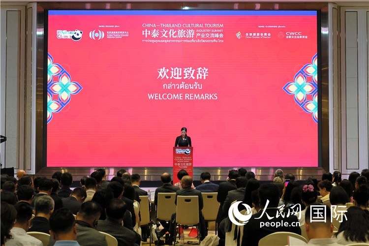 泰國(guó)文化部副部長(zhǎng)普洛伊·塔尼庫發(fā)表演講。