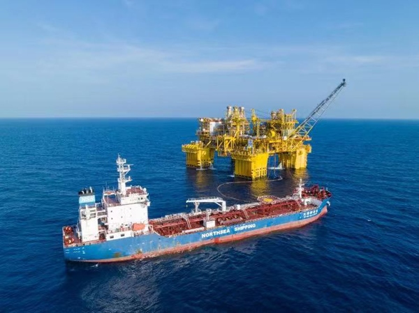 “深海一號(hào)”正在開展凝析油外輸作業(yè)。徐海舟攝