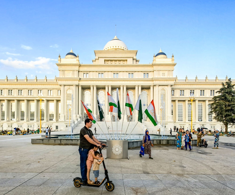 2024年7月1日，人們在塔吉克斯坦議會大樓前的廣場上休閑。