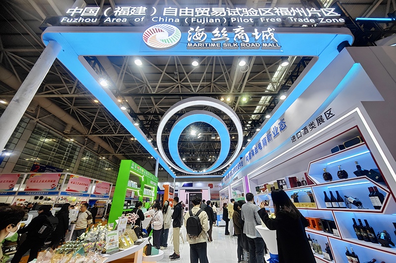 2024年3月18日，第四屆中國跨境電商交易會在福建福州開幕。展會聚焦“鏈接跨境全流域 共建電商新生態(tài)”，集聚全國80余個外貿(mào)產(chǎn)業(yè)帶的上千家供應鏈企業(yè)。