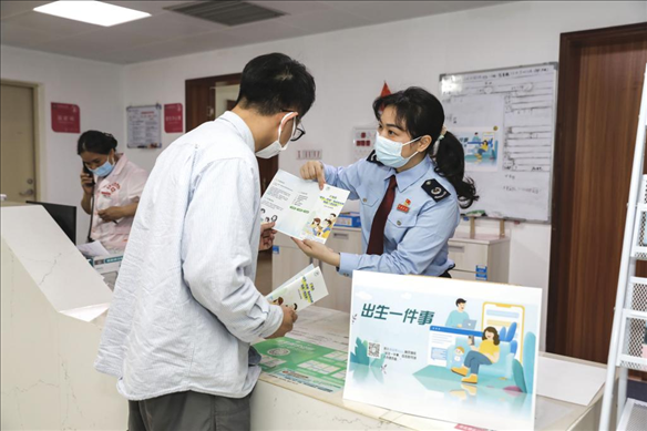 志愿者為葉先生介紹新生兒相關(guān)服務(wù)。云浮市稅務(wù)局供圖