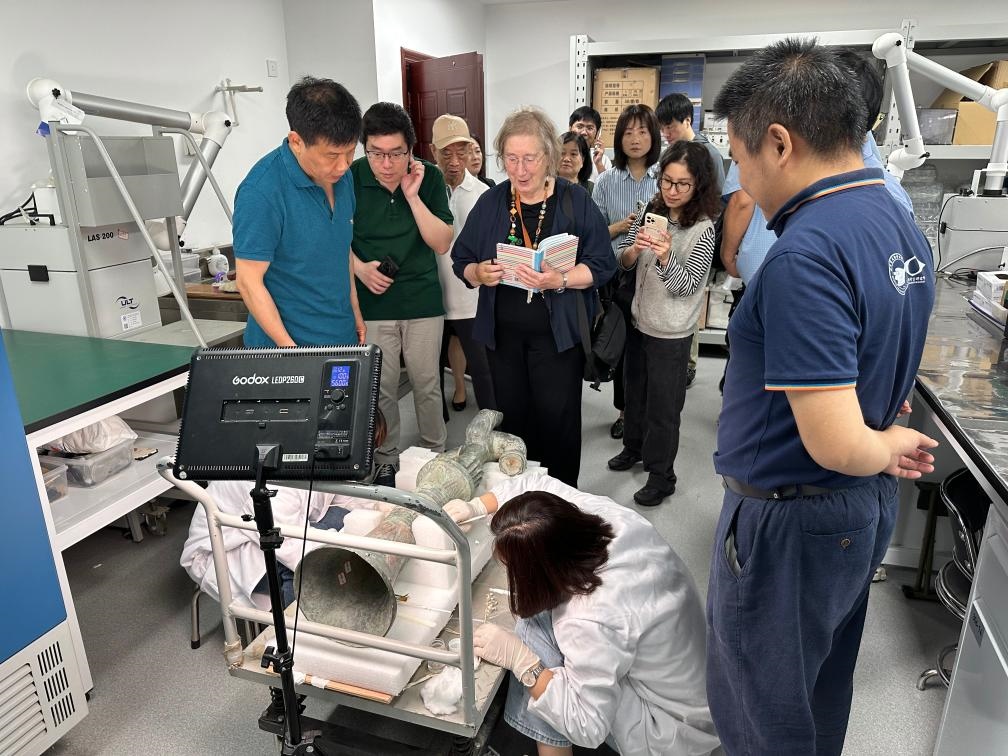 2024年5月28日，英國(guó)考古學(xué)家、牛津大學(xué)教授杰西卡·羅森在文物保護(hù)修復(fù)實(shí)驗(yàn)室觀摩文物。新華社發(fā)（四川省文物考古研究院供圖）