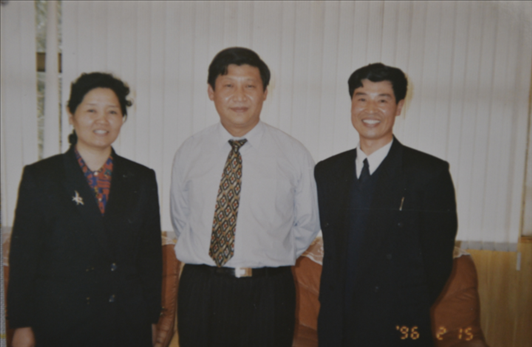 1996年2月，時任福建省委副書記、福州市委書記的習(xí)近平與從空軍引進(jìn)的廈航飛行員劉子義(右一)、劉子義的妻子趙亞林（左一）在福州的合影。（廈門航空有限公司供圖）