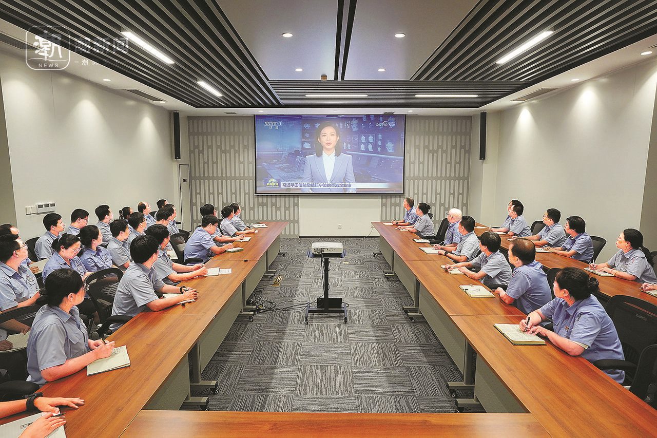 2024年8月1日晚，寧波永新光學(xué)股份有限公司員工集體觀看央視《新聞聯(lián)播》關(guān)于國(guó)家主席習(xí)近平給包陪慶、曹其鏞等祖籍寧波的香港企業(yè)家回信的報(bào)道。潮新聞?dòng)浾?賀元?jiǎng)P 彭鵬 周旭輝 攝