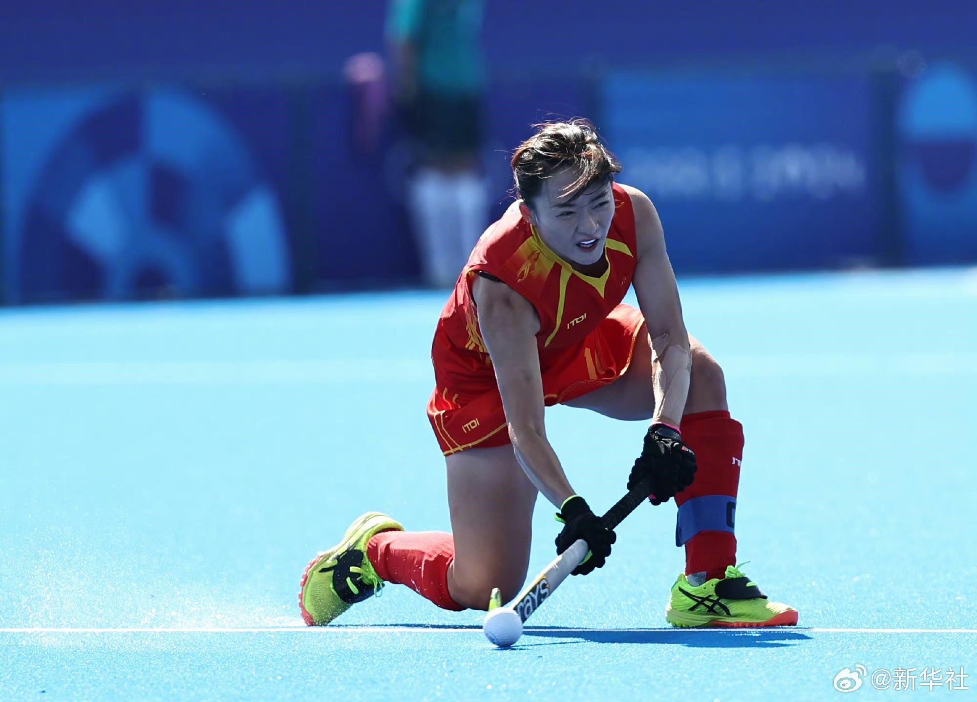 巴黎奧運(yùn)會(huì)上，中國(guó)女子曲棍球隊(duì)在賽場(chǎng)揮灑汗水