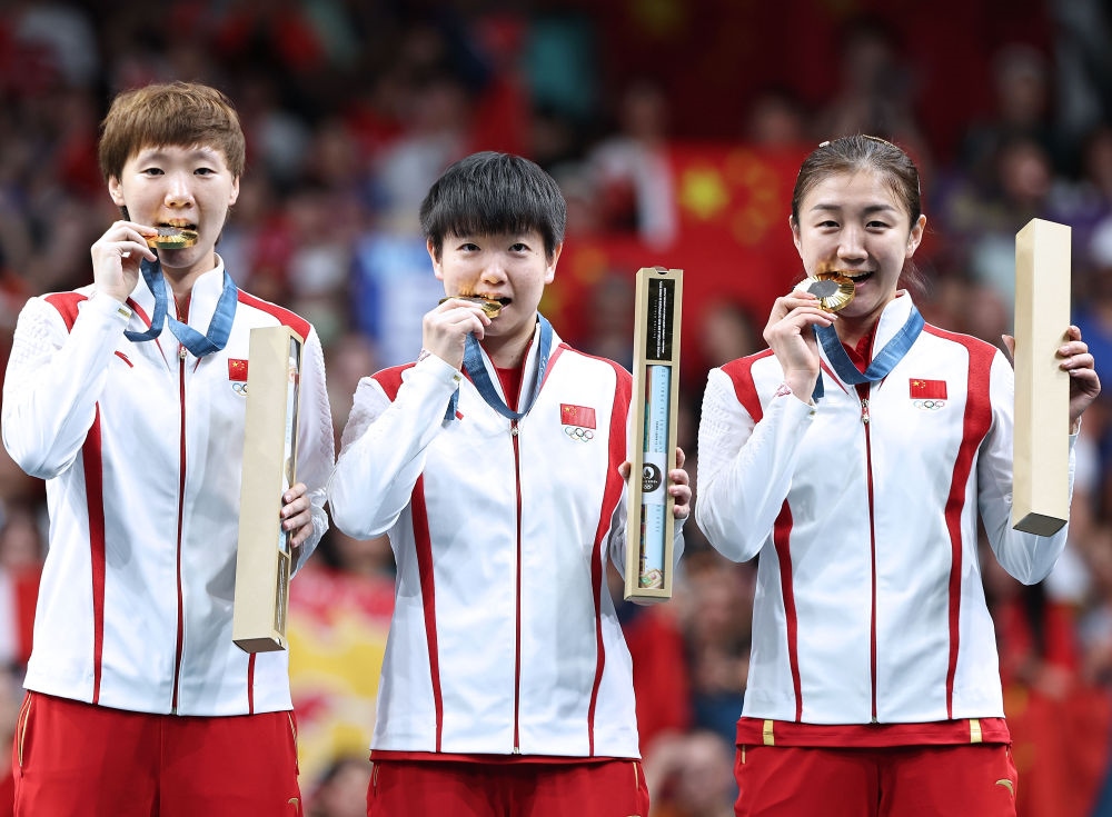 冠軍中國(guó)隊(duì)選手王曼昱、孫穎莎、陳夢(mèng)（從左至右）在巴黎奧運(yùn)會(huì)乒乓球女子團(tuán)體頒獎(jiǎng)儀式上（2024年8月10日攝）。新華社記者 王東震 攝