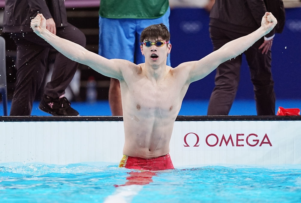 中國(guó)選手潘展樂在巴黎奧運(yùn)會(huì)游泳男子100米自由泳決賽后慶祝奪冠及打破世界紀(jì)錄（2024年7月31日攝）。新華社記者 杜宇 攝