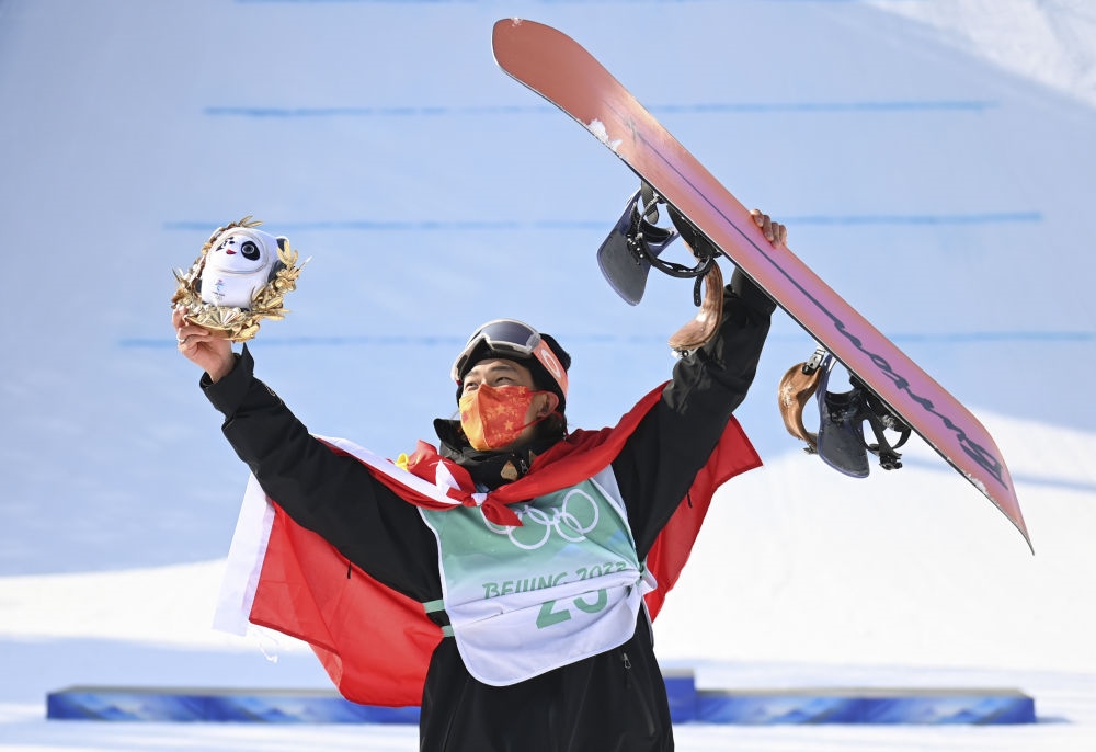 蘇翊鳴在北京2022年冬奧會(huì)單板滑雪男子大跳臺(tái)決賽奪冠后慶祝（2022年2月15日攝）。新華社記者 黃宗治 攝