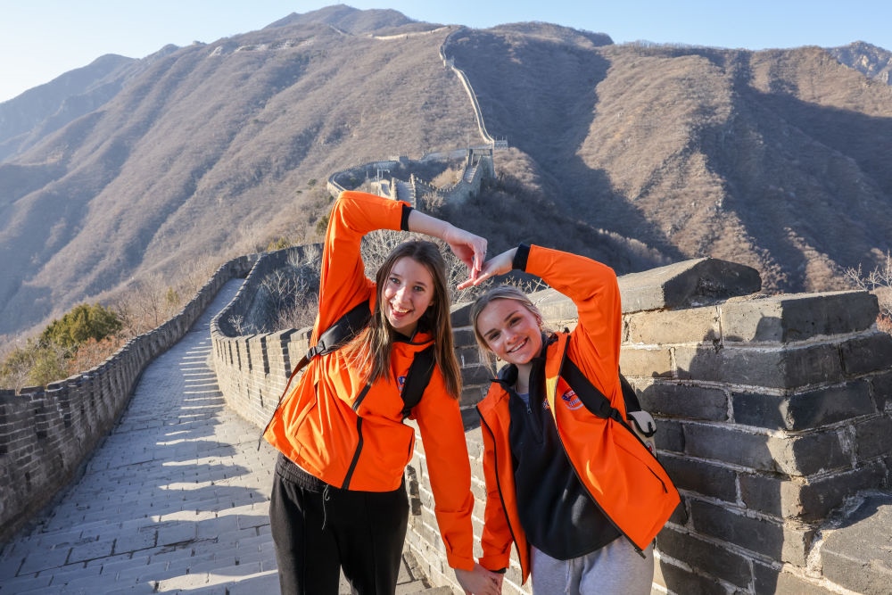 2024年3月20日，美國華盛頓州中學生代表團的成員在北京慕田峪長城留影。新華社記者 殷剛 攝