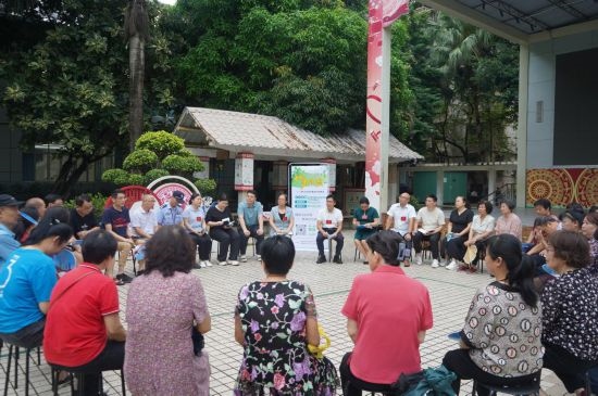  南寧市青秀區(qū)新竹社區(qū)召開(kāi)“竹聲傾談”民情懇談會(huì)。（李抒蓉 攝）