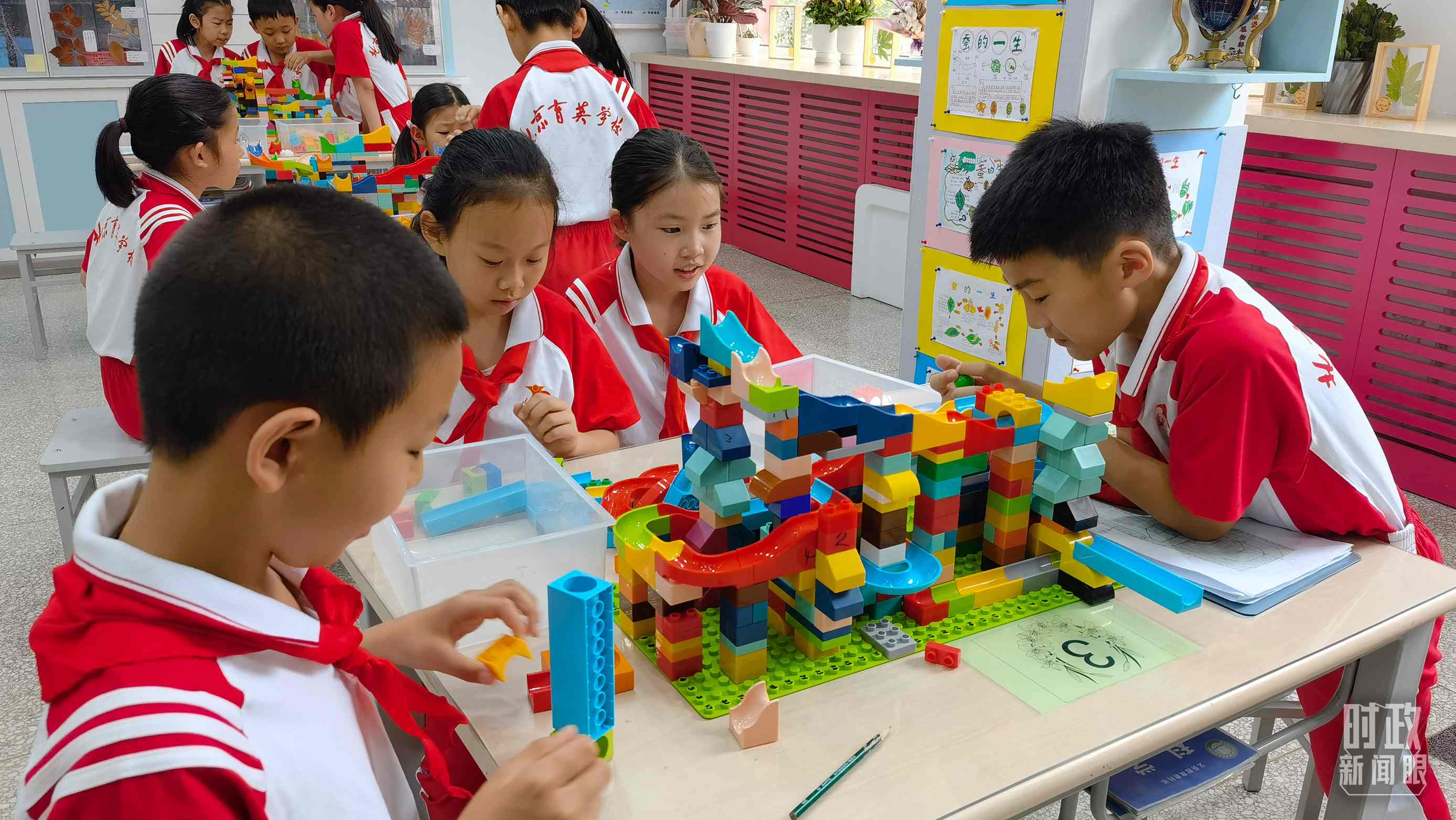  △這是北京育英學(xué)校的科學(xué)教室。2023年5月，習(xí)近平在這里調(diào)研時(shí)，希望同學(xué)們從小樹立“科技創(chuàng)新、強(qiáng)國有我”的志向。（總臺央視記者石丞拍攝）