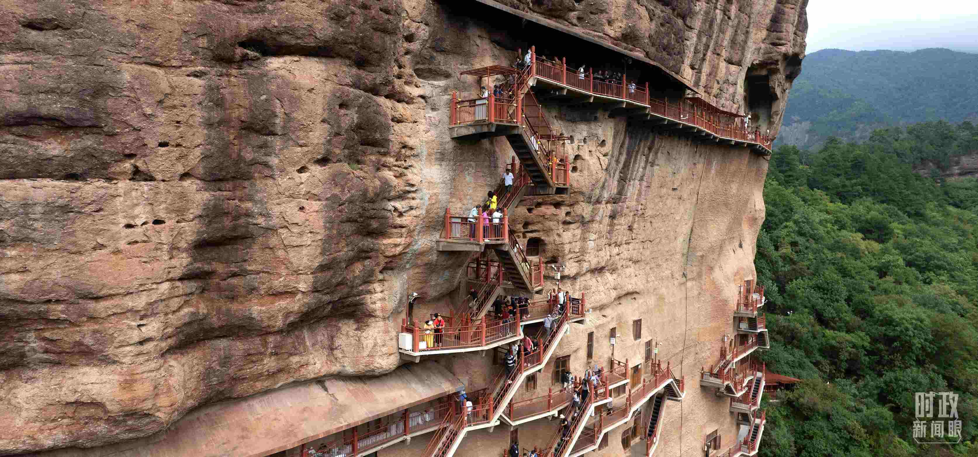 △麥積山石窟是國家5A級旅游景區(qū)，2024年上半年累計接待游客57萬人。（總臺國廣記者李晉拍攝）