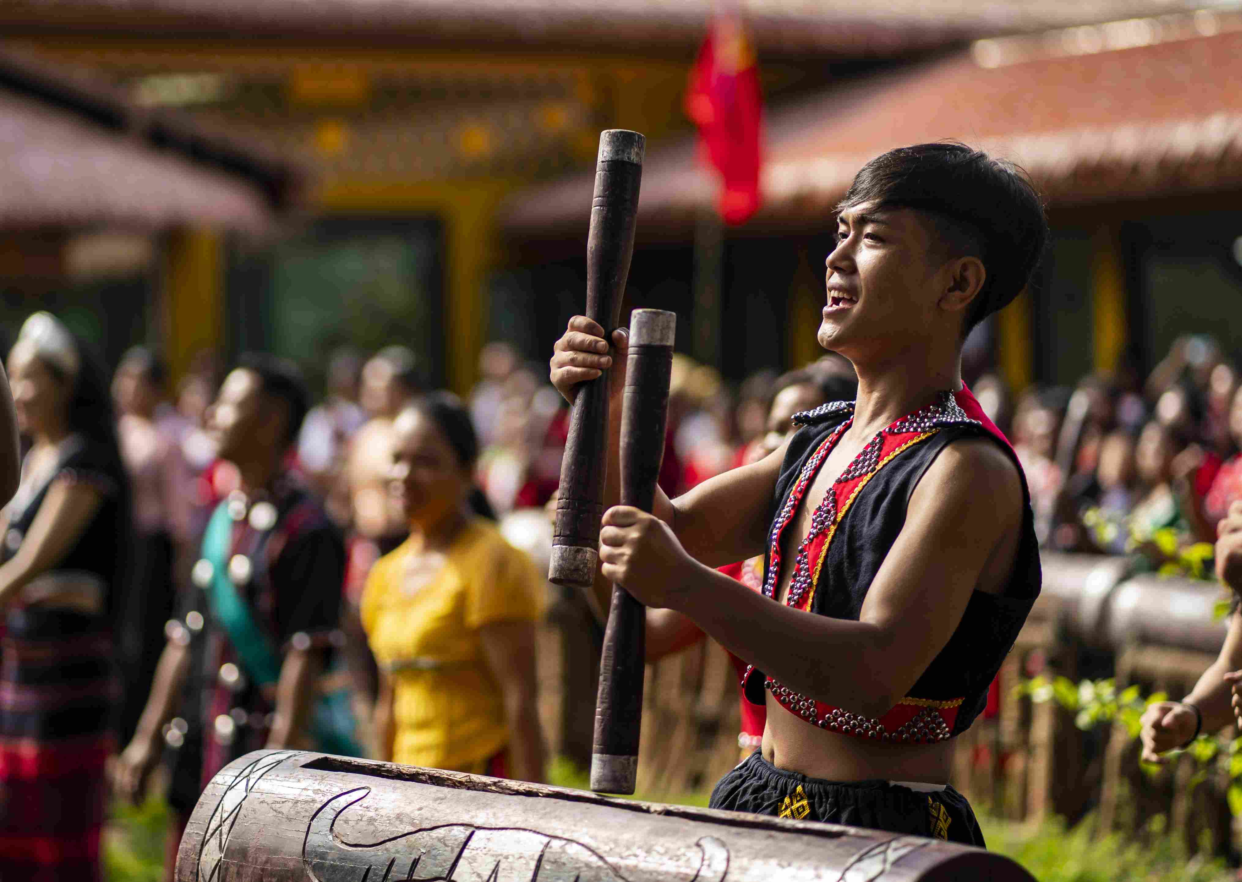 云南省滄源縣班洪鄉(xiāng)班洪村的佤族群眾唱響《阿佤人民唱新歌》（2021年8月20日攝）。