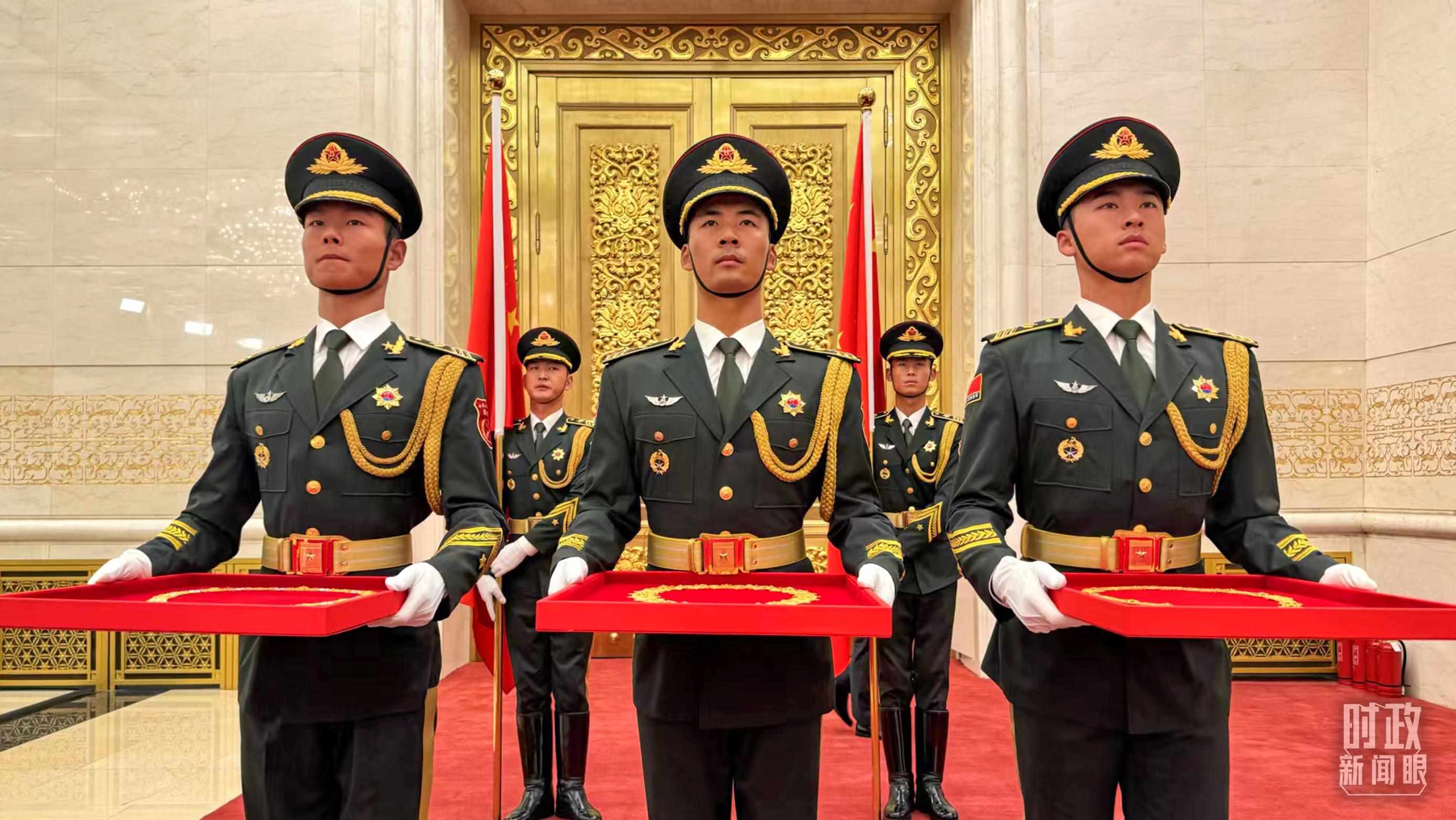 禮兵手捧共和國勛章、友誼勛章和國家榮譽稱號獎?wù)?。（總臺央視記者李增仁拍攝）