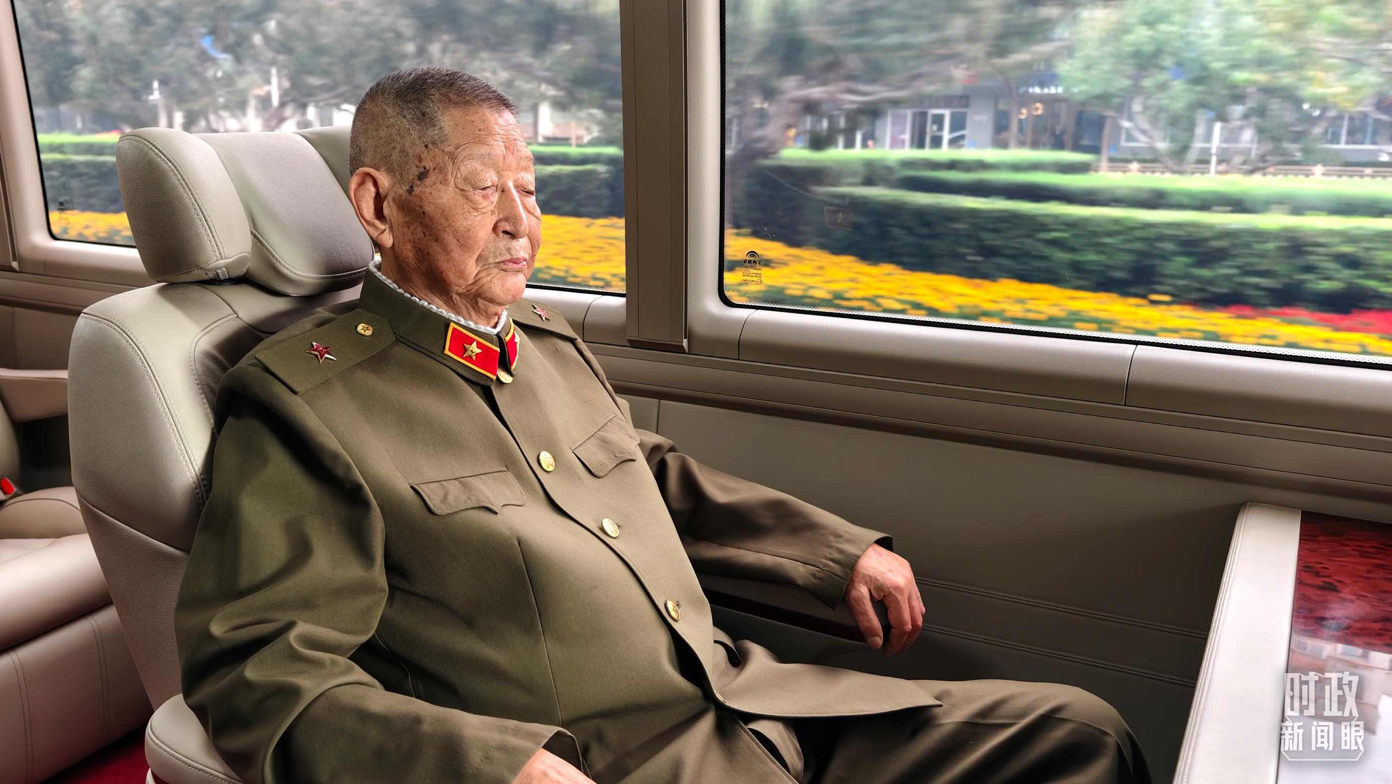 “共和國勛章”獲得者黃宗德乘坐禮賓車前往人民大會堂。（總臺央視記者胡瑋拍攝）