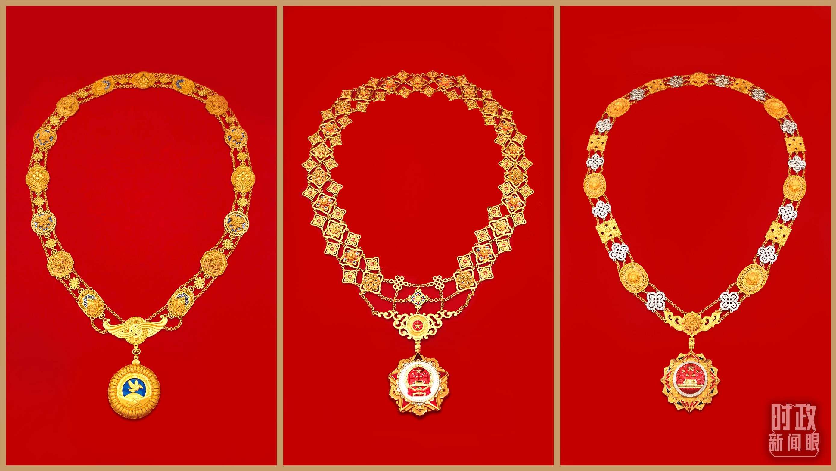 “共和國勛章”（中）、“友誼勛章”（左）和國家榮譽稱號獎?wù)拢ㄓ遥?。（總臺央視記者郭鴻、鄂介甫拍攝）