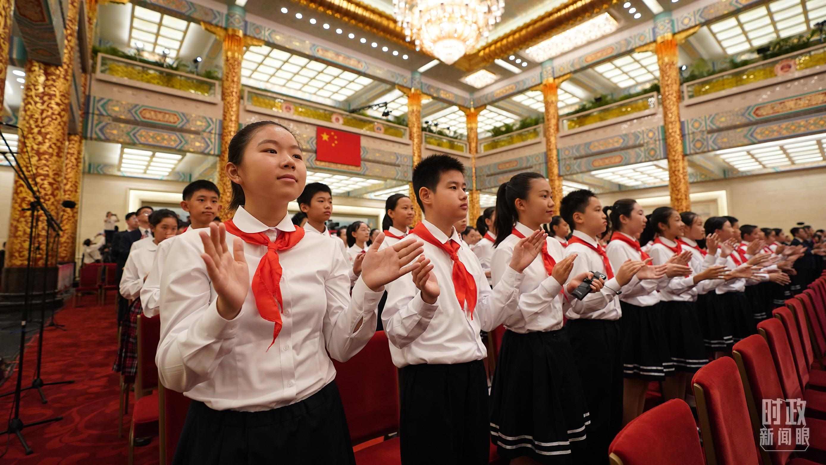 頒授儀式現(xiàn)場的少先隊員。（總臺記者李晉拍攝）