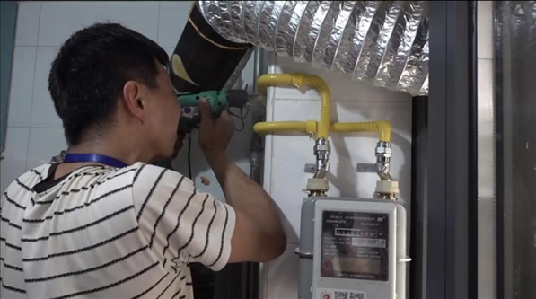 北京市石景山區(qū)工作人員上門安裝燃?xì)夤艿?。圖片來源：北京市石景山區(qū)委組織部