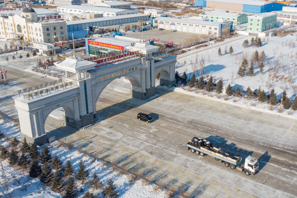 這是中國(guó)（黑龍江）自由貿(mào)易試驗(yàn)區(qū)黑河片區(qū)（2024年1月31日攝，無(wú)人機(jī)照片）。2023年，該自貿(mào)片區(qū)外貿(mào)進(jìn)出口總值達(dá)244.82億元，實(shí)現(xiàn)增幅56.9%，引進(jìn)外資企業(yè)16家，直接利用外資127.3萬(wàn)美元，同比增長(zhǎng)27.3%。