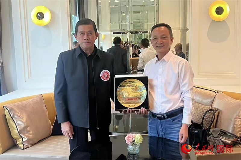 泰中友好協(xié)會會長、泰國前副總理功·塔帕朗西（左一）會見浙大團組一行。人民網記者 簡承淵攝