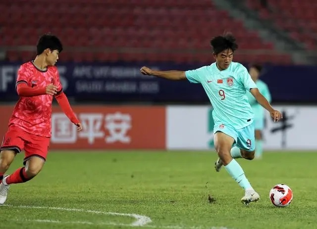 國少隊球員魏祥鑫（右）比賽中傳球。新華社記者 李鋼攝