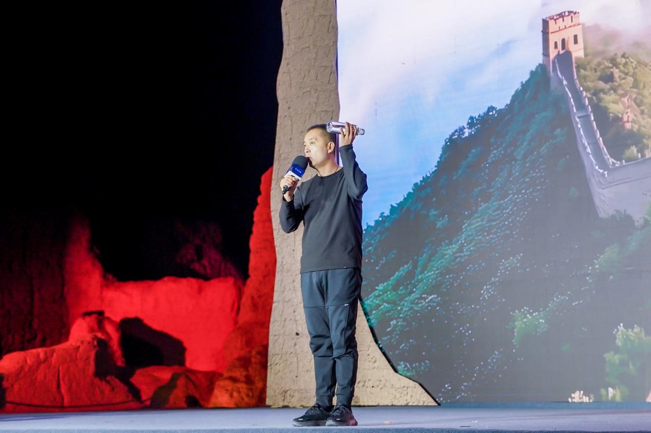 李剛在“何以中國·五星出東方”網(wǎng)絡(luò)主題宣傳活動現(xiàn)場演講。人民視頻供圖