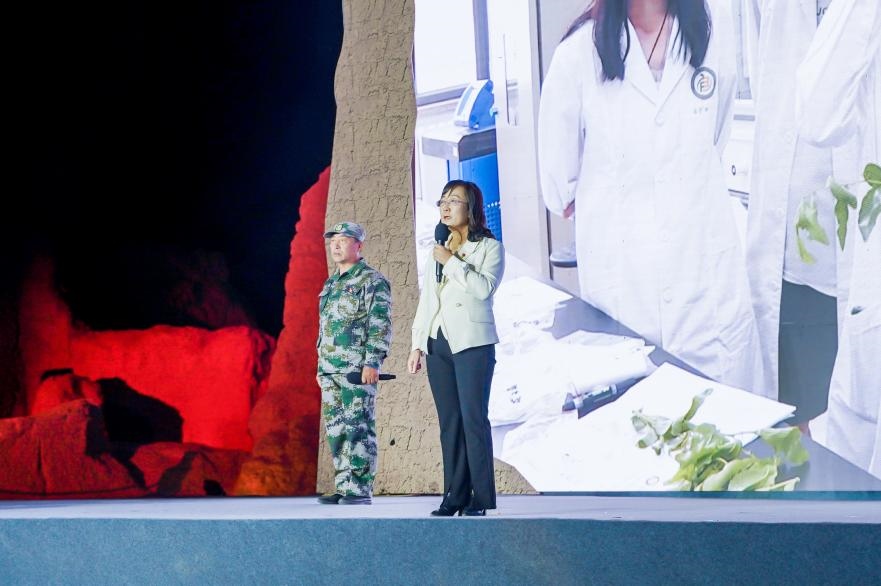 吳翠云（右一）在“何以中國·五星出東方”網(wǎng)絡(luò)主題宣傳活動現(xiàn)場演講。人民視頻供圖