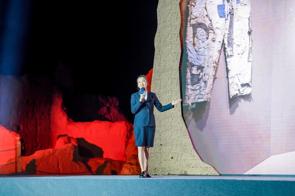 顧晨葉在“何以中國·五星出東方”網(wǎng)絡(luò)主題宣傳活動現(xiàn)場演講。人民視頻供圖