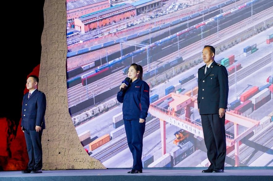 早吾扎?哈力賽（左二）在“何以中國·五星出東方”網(wǎng)絡(luò)主題宣傳活動現(xiàn)場演講。人民視頻供圖