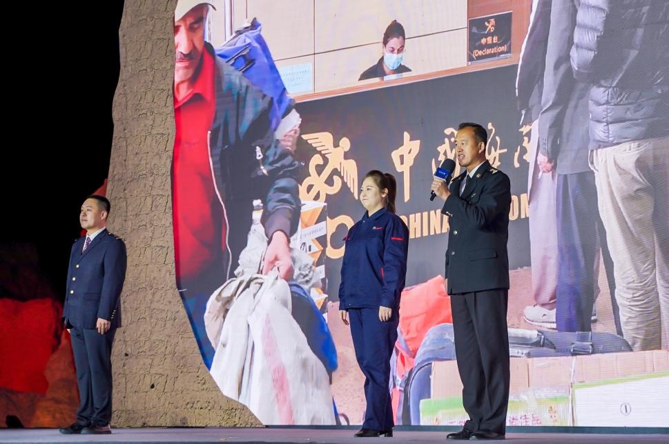 張曉波（右一）在“何以中國·五星出東方”網(wǎng)絡(luò)主題宣傳活動現(xiàn)場演講。人民視頻供圖