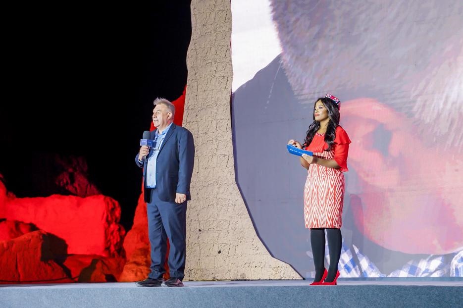 丹尼（左一）在“何以中國·五星出東方”網(wǎng)絡(luò)主題宣傳活動現(xiàn)場演講。人民視頻供圖