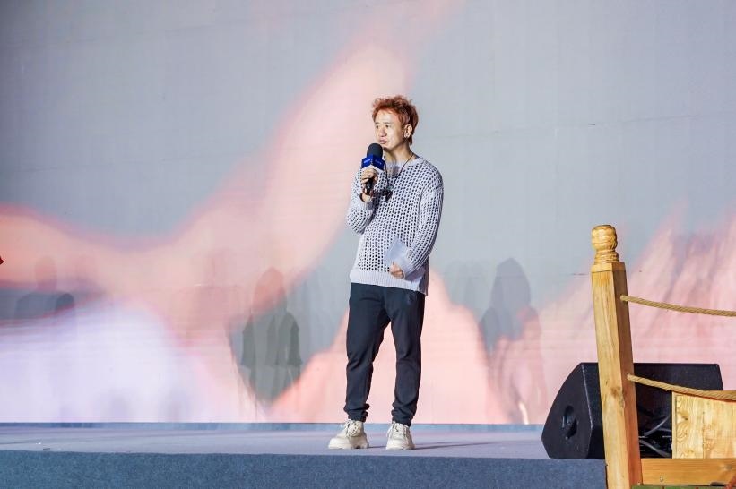 安鐘旭在“何以中國·五星出東方”網(wǎng)絡(luò)主題宣傳活動現(xiàn)場演講。人民視頻供圖