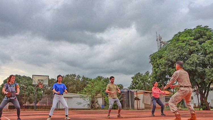 認(rèn)真學(xué)習(xí)動(dòng)作。孫亞斌 攝