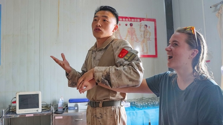 體驗(yàn)中醫(yī)針灸。羅詩(shī)穎攝