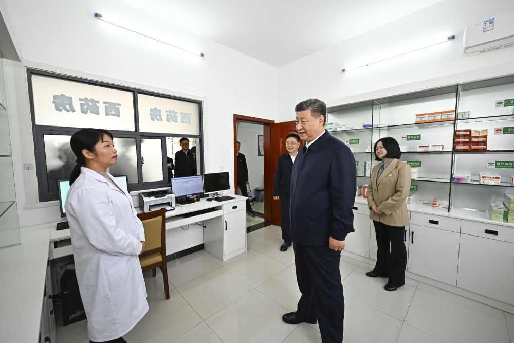 2024年11月5日，習(xí)近平在湖北省咸寧市嘉魚縣潘家灣鎮(zhèn)四邑村衛(wèi)生室考察。習(xí)近平指出：“要進(jìn)一步加強(qiáng)黨建引領(lǐng)，抓住‘一老一小’這個(gè)重點(diǎn)，更加精準(zhǔn)有效地為群眾排憂解難?！? width=