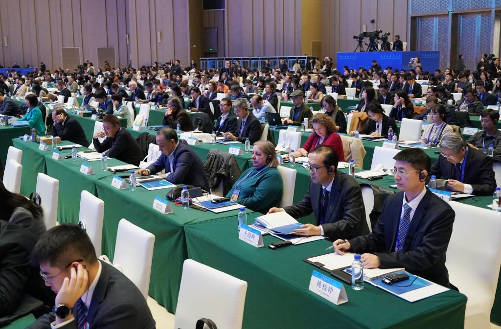 11月7日，中外嘉賓在首屆世界古典學大會開幕式現(xiàn)場聽會。新華社記者 張晨霖 攝