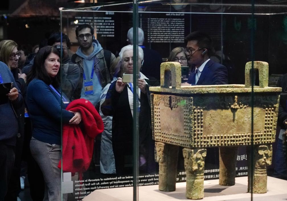 11月6日，中外嘉賓來到中國考古博物館參觀“考古與中華文明溯源展”。該展是本屆世界古典學大會推出的配套活動之一。新華社記者 張晨霖 攝