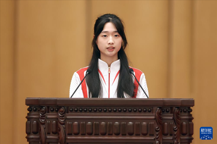 11月15日，射擊運(yùn)動(dòng)員黃雨婷在報(bào)告會(huì)上發(fā)言。新華社記者 李明 攝