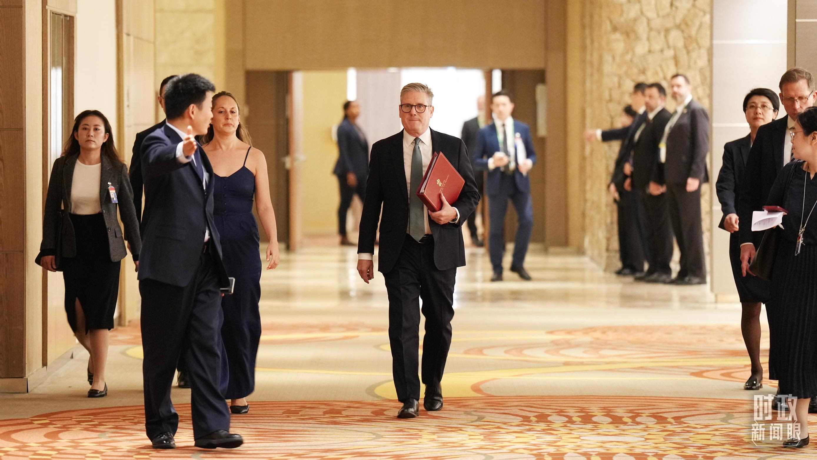 △英國首相斯塔默抵達會見現(xiàn)場。（總臺記者李晉拍攝）