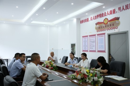 榕江縣稅務(wù)局在園區(qū)協(xié)商議事室協(xié)調(diào)解決企業(yè)訴求。黔東南州稅務(wù)局供圖