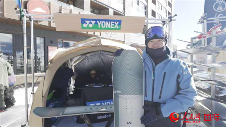 大塚幸博向記者展示滑雪板。人民網(wǎng)記者 袁蒙攝