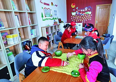 浙江岱山縣秀山鄉(xiāng)秀南村“民生小鋪”里，放學(xué)后的小學(xué)生在下棋。新華社發(fā)