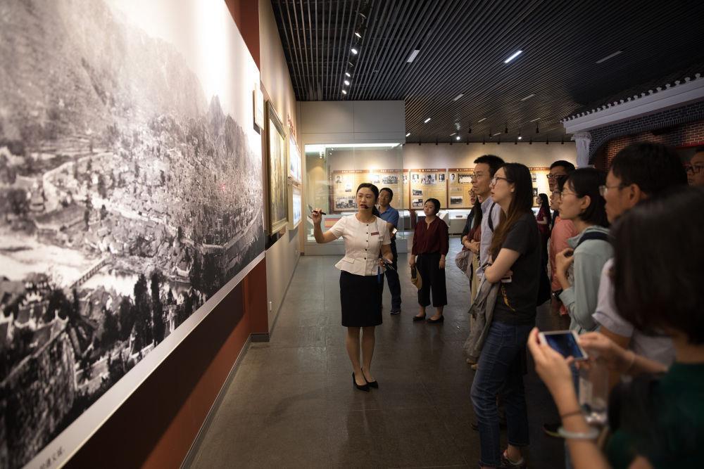 △參觀者在遵義會(huì)議紀(jì)念館聽(tīng)取介紹。