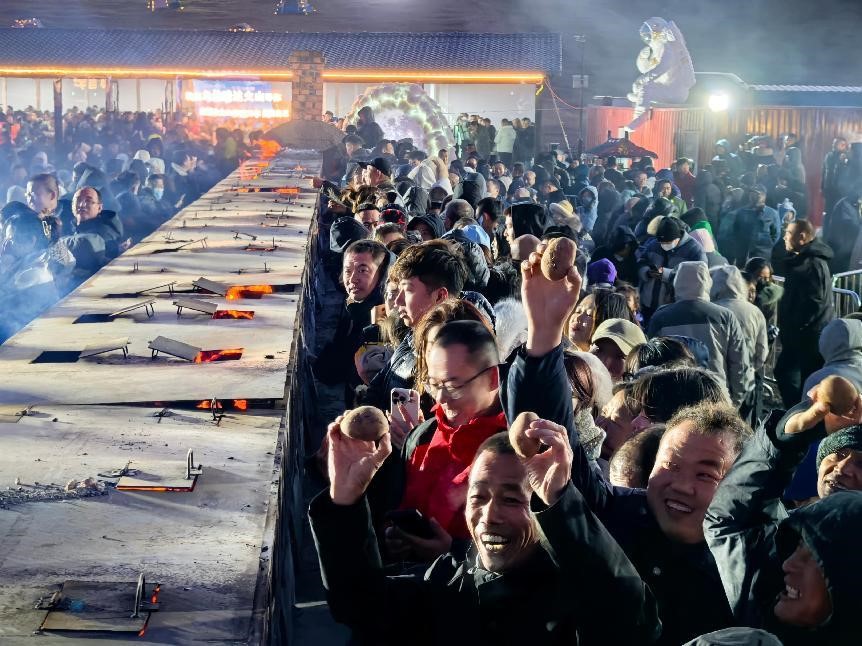 烏蘭哈達(dá)火山腳下“千人烤土豆”。人民網(wǎng)記者 苗陽攝