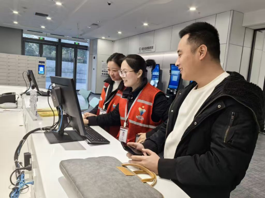 工作人員幫助企業(yè)辦理遷移申請網(wǎng)上填報。圖片來源：浙江衢州市市場監(jiān)督管理局