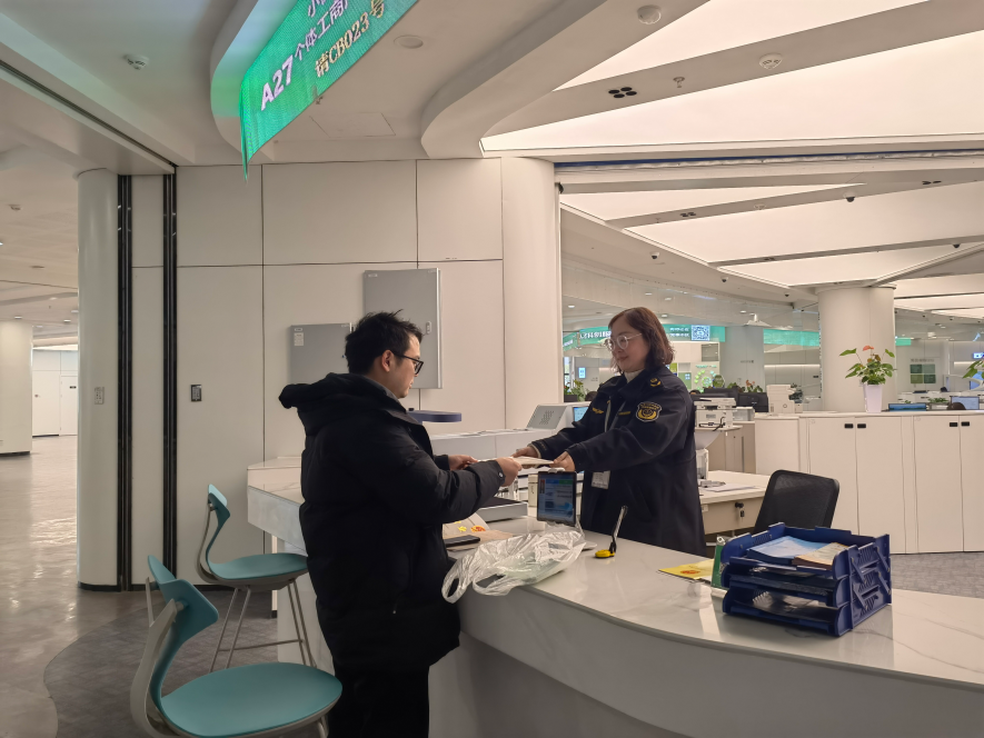 企業(yè)在出證窗口“一站式”領(lǐng)取變更后的營業(yè)執(zhí)照。圖片來源：浙江衢州市市場監(jiān)督管理局