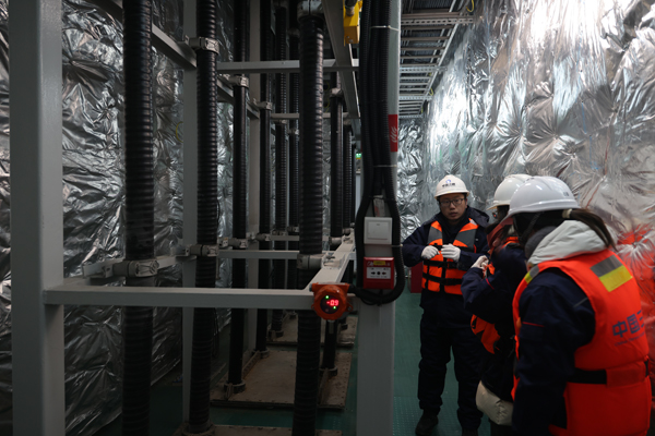 運維人員在風(fēng)電場海上升壓站上進(jìn)行巡視檢查。受訪者供圖