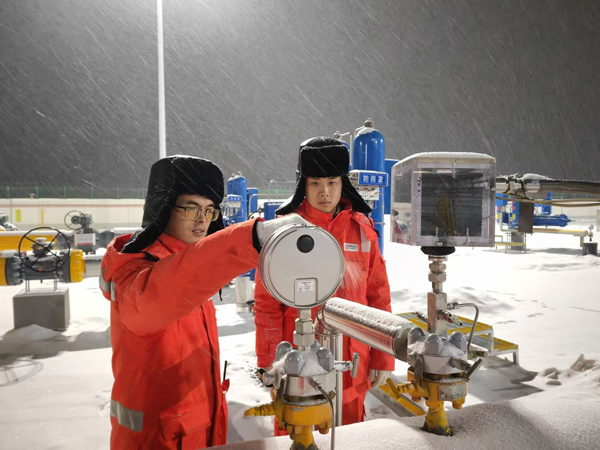 黑河作業(yè)區(qū)員工夜間對天然氣管道進(jìn)行巡檢。受訪者供圖