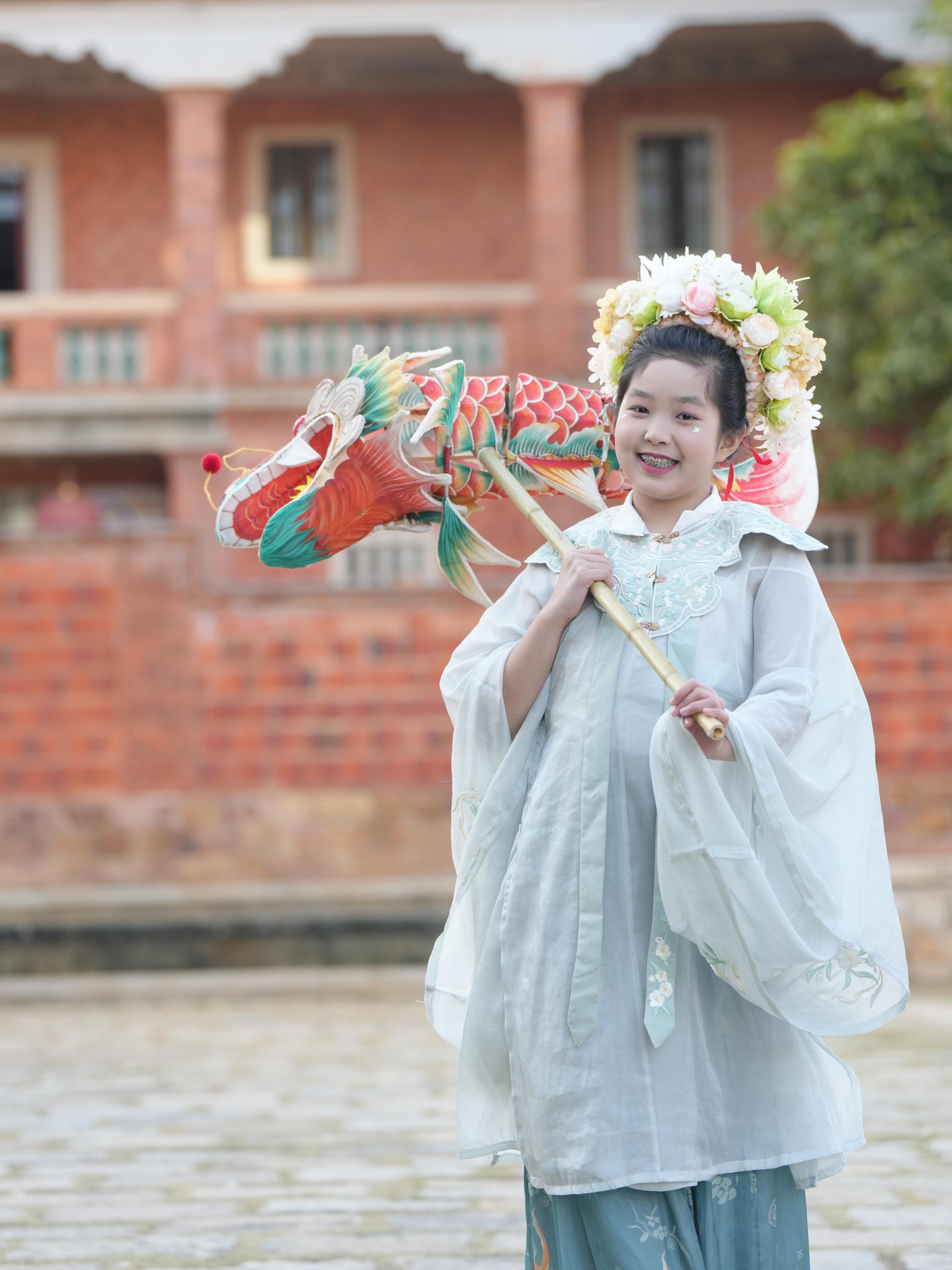 在泉州，沈女士為女兒拍下頭戴簪花的照片。受訪者供圖